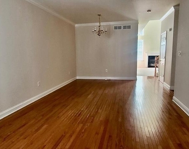 196 Chancellor Drive - Photo Thumbnail 6