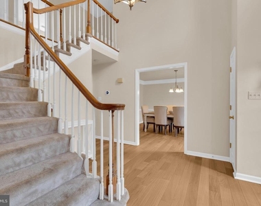 7707 Lake Glen Drive - Photo Thumbnail 2
