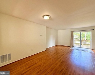 6064 Majors Lane - Photo Thumbnail 3