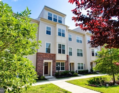 7110 Druce Way - Photo Thumbnail 2