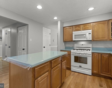 8428 Braddock Way - Photo Thumbnail 12