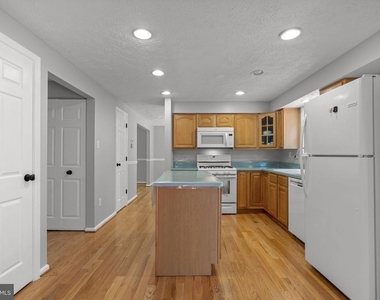 8428 Braddock Way - Photo Thumbnail 11