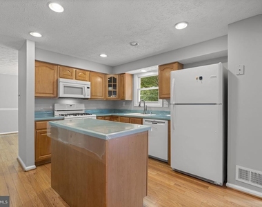 8428 Braddock Way - Photo Thumbnail 10