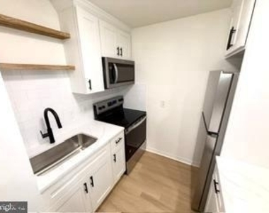 250 W 5th Street - Photo Thumbnail 5