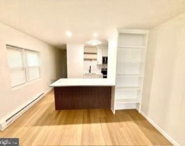 250 W 5th Street - Photo Thumbnail 3