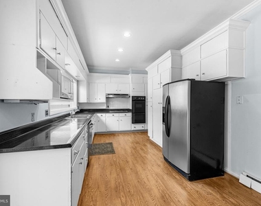 7811 Maple Avenue - Photo Thumbnail 8