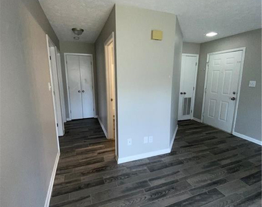 927 Applewood Lane - Photo Thumbnail 8