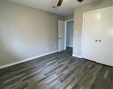 927 Applewood Lane - Photo Thumbnail 14