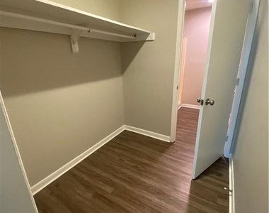 843 Applewood Lane - Photo Thumbnail 6
