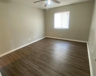 919 Applewood Lane - Photo Thumbnail 3