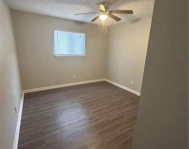 919 Applewood Lane - Photo Thumbnail 2
