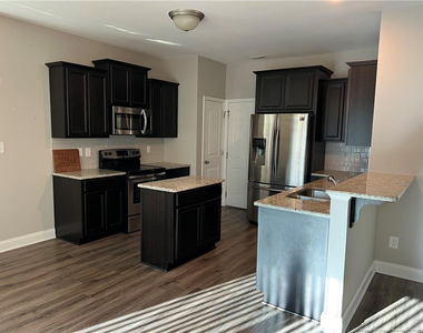 312 Derby Lane - Photo Thumbnail 4