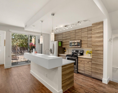 604 N Bluff Dr - Photo Thumbnail 2