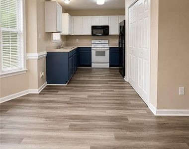 518 Foxdenton Place - Photo Thumbnail 2