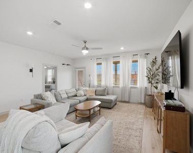 3608 Overlord Ln - Photo Thumbnail 4