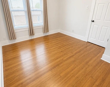 903 E 12th St - Photo Thumbnail 7