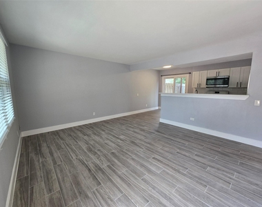 2504 Manor Cir - Photo Thumbnail 10