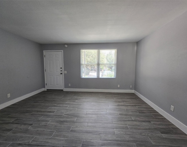2504 Manor Cir - Photo Thumbnail 12