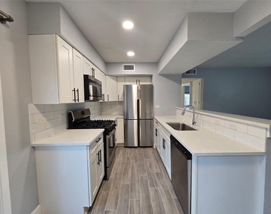 2504 Manor Cir - Photo Thumbnail 6
