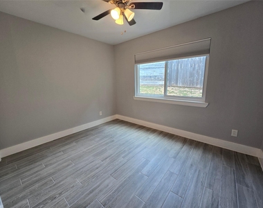 2504 Manor Cir - Photo Thumbnail 14