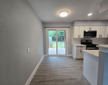 2504 Manor Cir - Photo Thumbnail 8
