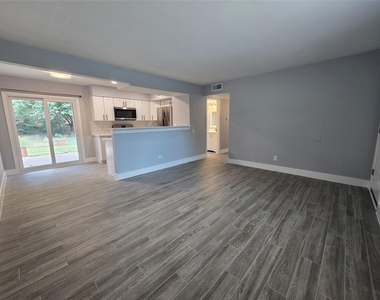 2504 Manor Cir - Photo Thumbnail 9