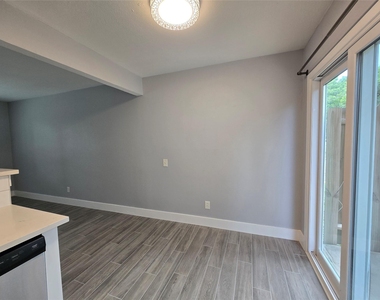2504 Manor Cir - Photo Thumbnail 7
