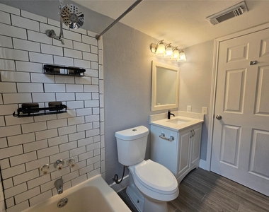 2504 Manor Cir - Photo Thumbnail 17