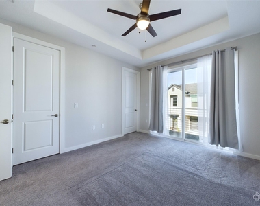 12001 Vista Parke Dr - Photo Thumbnail 8
