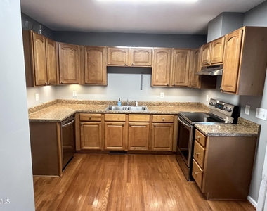 620 E Davie Street - Photo Thumbnail 8