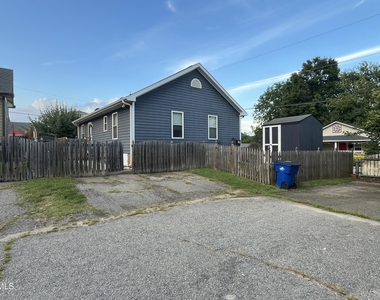 620 E Davie Street - Photo Thumbnail 3