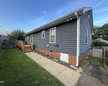 620 E Davie Street - Photo Thumbnail 2