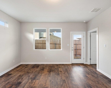 2310 Castillo Dr - Photo Thumbnail 6