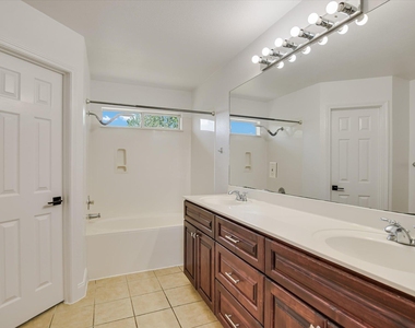 8111 Hawick Dr - Photo Thumbnail 11
