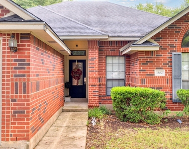 1502 Oak Knoll Ln - Photo Thumbnail 1