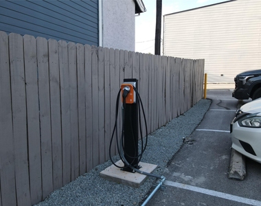 2200 Dickson Dr - Photo Thumbnail 17