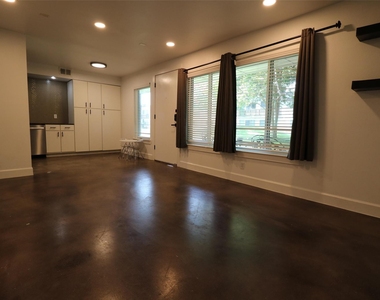 2200 Dickson Dr - Photo Thumbnail 3