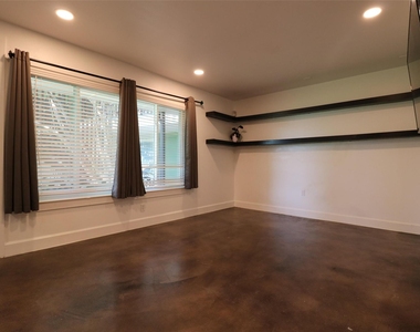 2200 Dickson Dr - Photo Thumbnail 2