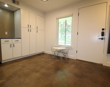 2200 Dickson Dr - Photo Thumbnail 6