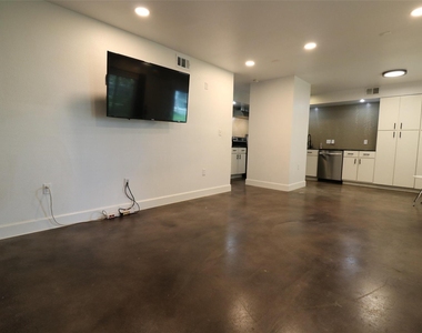 2200 Dickson Dr - Photo Thumbnail 5