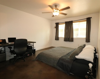 2200 Dickson Dr - Photo Thumbnail 12