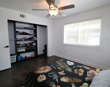 2200 Dickson Dr - Photo Thumbnail 11
