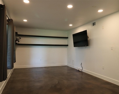 2200 Dickson Dr - Photo Thumbnail 4