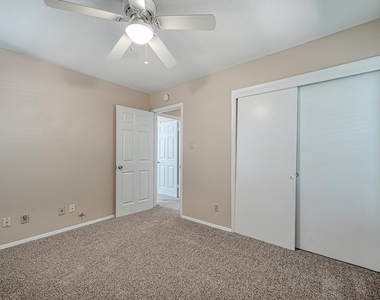 4906 Gladeview Drs - Photo Thumbnail 12