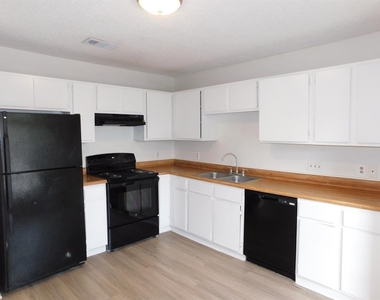 1002 Southwalk St - Photo Thumbnail 3