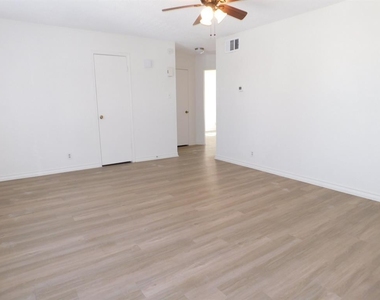 1002 Southwalk St - Photo Thumbnail 1