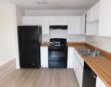 1002 Southwalk St - Photo Thumbnail 2