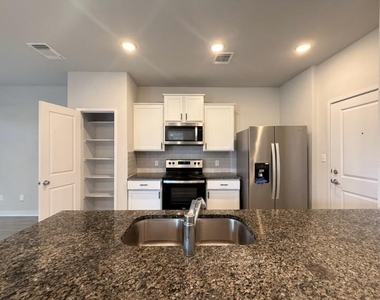 605 W South St - Photo Thumbnail 2