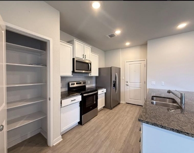 605 W South St - Photo Thumbnail 3