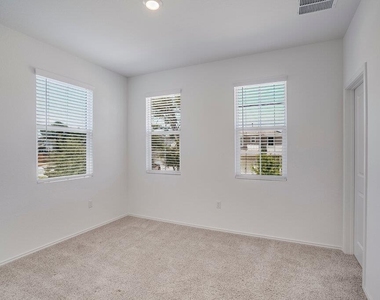 1109 Winnie Dr - Photo Thumbnail 12